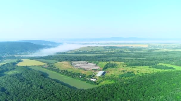 Vue aérienne du dessus du dépotoir illégal à l'intérieur de la forêt. 4K . — Video