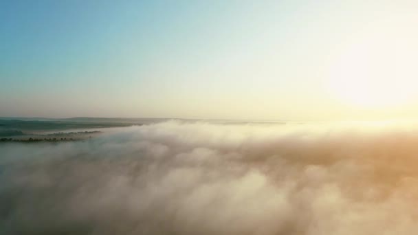 Vue aérienne élevée du grand soleil brillant sur des nuages dorés pelucheux. 4K . — Video