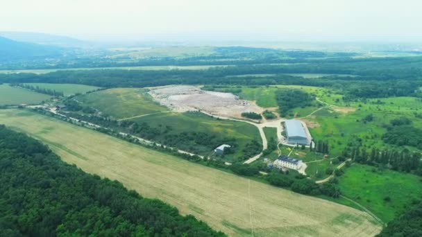 Luchtfoto van gebouwen op de vlieg dumping. Illigale dumping. 4k. — Stockvideo