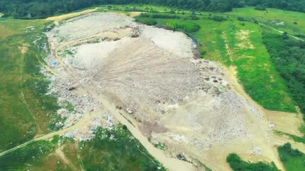 Εναέρια θέα 4K κηφήνας. Κορυφαία όψη της περιβαλλοντικής καταστροφής μεταξύ της κοιλάδας. — Αρχείο Βίντεο