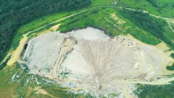 Flucht über Tagebaue. Illegales Dummmachen, Fliegenkippen. 4k. — Stockvideo