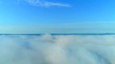 Güzel yaz, güneşli hafiflik ufuk beyaz bulutların havadan 4k görünümü.