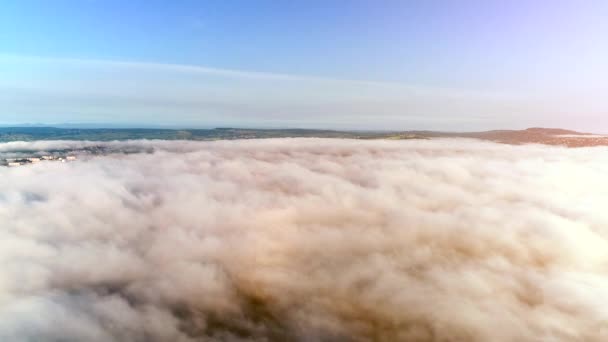 Воздушный выстрел над облаками в 4K . — стоковое видео