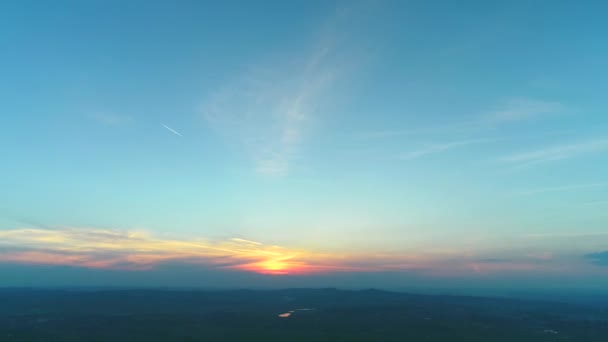 Vue aérienne 4K du coucher de soleil spectaculaire de lumière dorée dans un ciel bleu agréable . — Video