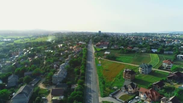 魅力的な小さな村の風景の航空写真。4k. — ストック動画