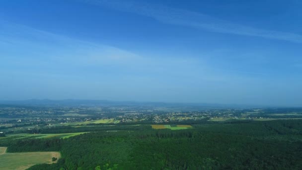 Vzdušná 4k záběry s výhledem na nádherný horizont mezi lehkou oblohou a klidnou rezidenční plochou., — Stock video