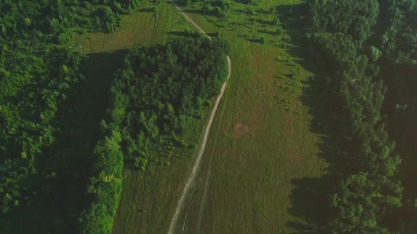 Schuine luchtfoto van de vlucht over de velden. 4k. — Stockvideo