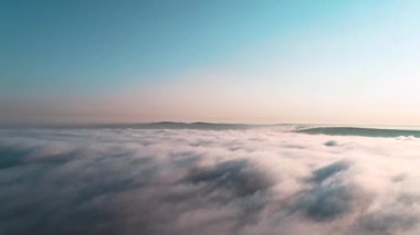 Mavi ve pembe gün batımı gökyüzünün havadan görünümü. 4k.