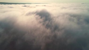 Işık gündüz bulutlar üzerinde uçan dikişsiz 3d simülasyon. 4k.