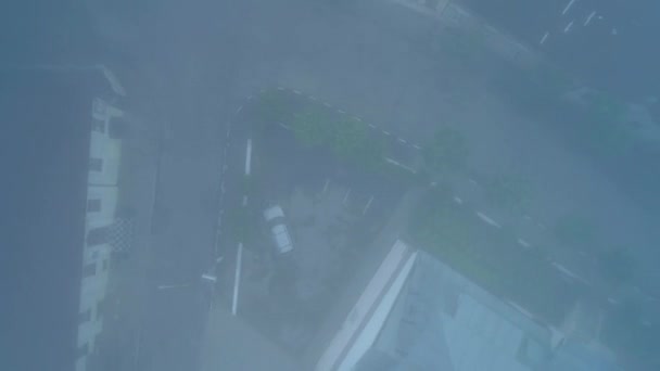 Zoom aereo fuori vista di nuvole di nebbia mattina vicino alla città . — Video Stock