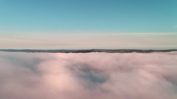 Vue aérienne de nuages du soir se déplaçant lentement, roulant sur la ville sombre au coucher du soleil. 4K . — Video