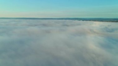 Mavi gökyüzü beyaz bulutlar arka plan görünümü. Bulutlu cennette güzel bir hava. 4k.