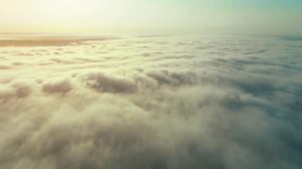 Letecký snímek nad mraky v rozlišení 4k. — Stock video