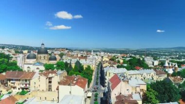 Chernivtsi, Ukrayna - 28 Mayıs 2019: Drone eski binaların çatıları ve ana uzun şaşırtıcı yaya sokak üzerinde uçan. 4k.