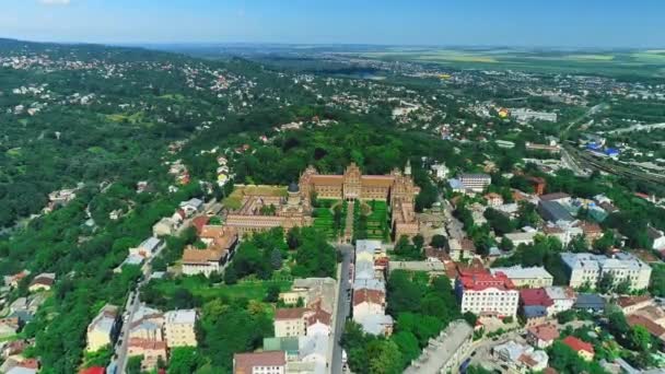 Chernivtsi, Ucrania - 28 de mayo de 2019: La residencia de la Universidad Nacional de Chernivtsi. 4K . — Vídeos de Stock