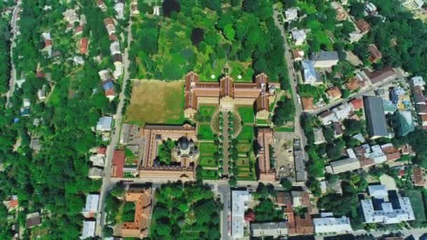 Czerniowce, Ukraina-28 maja, 2019: aerial shot z Czerniowce Narodowy Uniwersytet Fedkovych. — Wideo stockowe