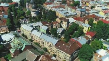 Eski şehirde çatıve sokakların havadan görünümü. 4k.