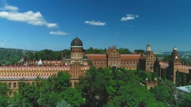 Chernivtsi, Ukrayna - 28 Mayıs 2019: Chernivtsi Ulusal Üniversitesi'nin ihtisasının havadan görünümü. 4k.