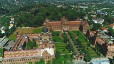 Chernivtsi, Ukrayna - 28 Mayıs 2019: Yurii Fedkovich Üniversitesi iç bölge ve Botanik Bahçesi. 4k.