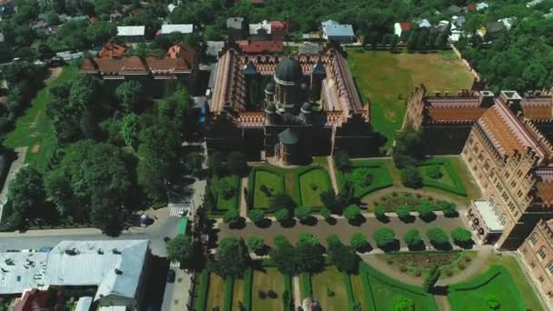 Черновцы, Украина - 28 мая 2019 года: Университет Юрия Федковича - внутренняя территория и Ботанический сад. 4K . — стоковое видео