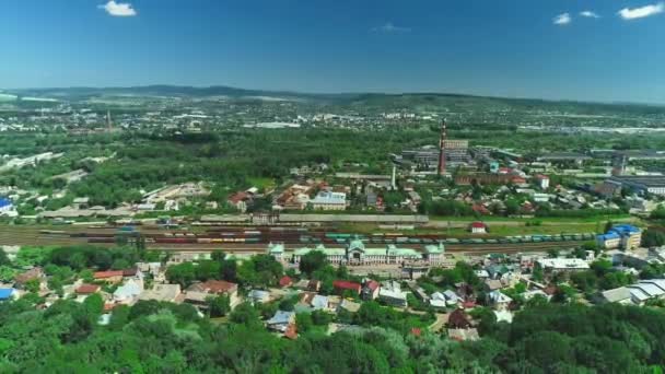 Chernivtsi, Ucrânia - 28 de maio de 2019: Vista aérea da moderna estação ferroviária com muitas árvores e cercada por uma natureza rica. 4K . — Vídeo de Stock