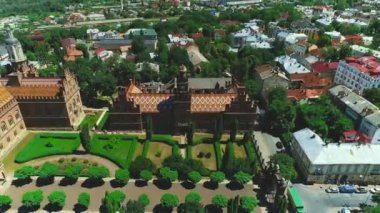 Chernivtsi, Ukrayna - 28 Mayıs 2019: Yurii Fedkovich Üniversitesi iç bölge ve Botanik Bahçesi. 4k.