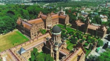 Chernivtsi, Ukrayna - 28 Mayıs 2019: Chernivtsi Ulusal Üniversitesi'nin ihtisasının havadan görünümü.