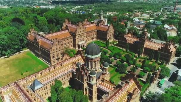 Chernivtsi, Ucrânia - 28 de maio de 2019: Vista aérea da residência da Universidade Nacional de Chernivtsi . — Vídeo de Stock