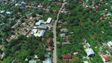 Alt bölümü banliyö kasabasında güzel pastoral ahşap satır evlerin çatıları üzerinde Uçan.
