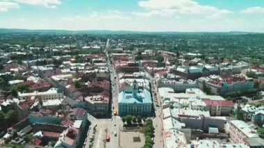 Chernivtsi, Ukrayna - 28 Mayıs 2019: Ukrayna'da Chernivtsi şehrinin eski kısmından havadan görünüm. 4k.