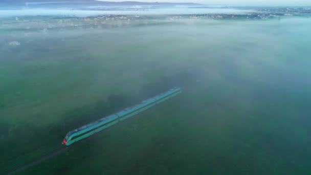 Скоростной поезд с сюрреальным красивым пейзажем на заднем плане. 4K — стоковое видео