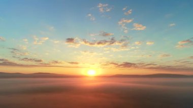 Arka planda muhteşem gökyüzü olan muhteşem bir gün batımı. 4k
