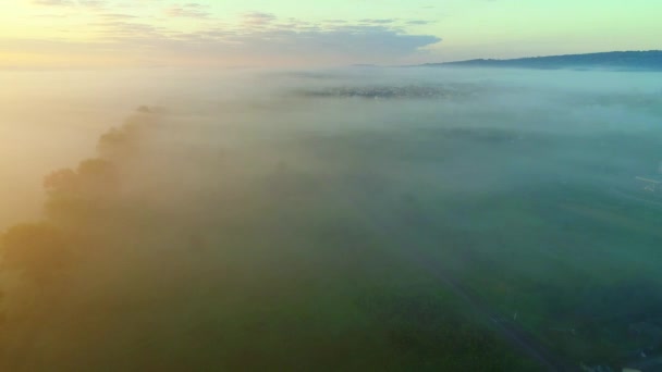 空中追跡ショットは、空の霧の鉄道、機嫌の良い風景に従います。4k — ストック動画