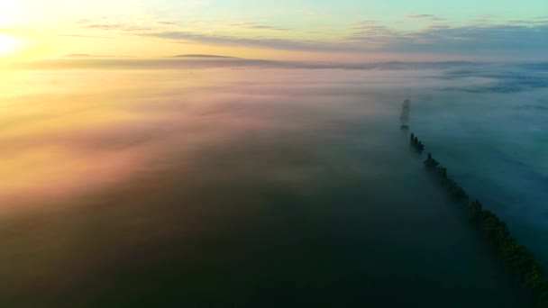 La pintoresca colina de la montaña en el fondo de la puesta del sol. 4K — Vídeo de stock