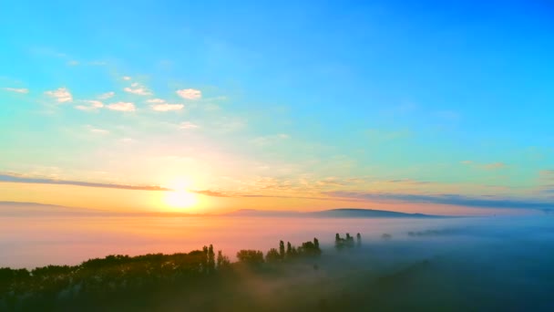 Verbazingwekkende beelden van kleurrijke zonsopgang boven bergen bedekt met dichte mist. Prachtig natuurlandschap. — Stockvideo