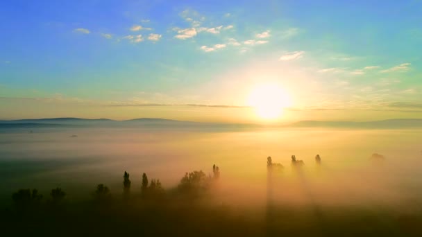 Vista aérea superior de la tranquila superficie del cielo con rayos de sol. 4K — Vídeos de Stock