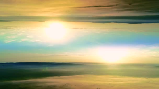 Vista aérea del hermoso amanecer con el sol brillando intensamente. 4K — Vídeo de stock
