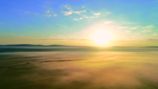 Early morning foggy landscape and movement of fog along horizon line. — Stock Video