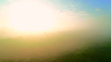 Parlak güneş parlayan bulutların havadan drone görüntüleri. 4k