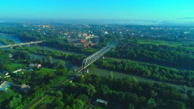 Yaz havasında şehir arazisinin panoramik manzarası. 4k