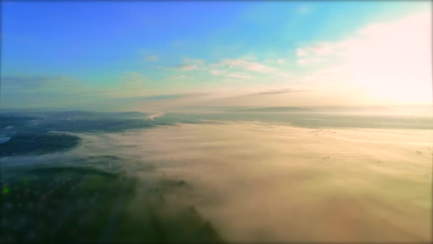 Latanie przez gęstą mgłę nad miastem. 4K — Wideo stockowe