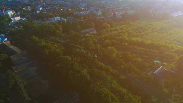 Luchtfoto van het stadsbeeld en auto's die in de late namiddag op de weg over de rivier gaan. 4k — Stockvideo