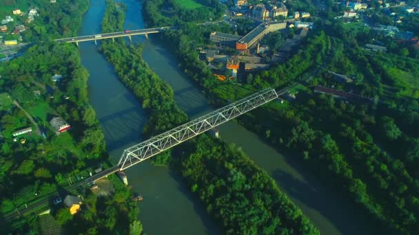 Imagens aéreas 4K. Drone voando sob a ponte ferroviária rodovia sobre o rio  . — Vídeo de Stock