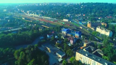 Araba trafiği ve mavi geçen tren ile havadan şehir görünümü. 4k