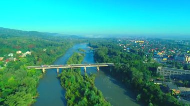 Havadan şehir manzarası ve araba geç öğleden sonra yolda gidiyor üzerinde sinek. 4k