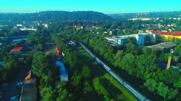 Lucht drone-weergave van de passagierstrein beweging. 4k — Stockvideo