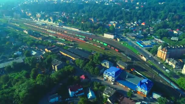 Kargo trenleri yakın çekim. Tren istasyonunda renkli yük trenlerinin havadan görünümü. — Stok video