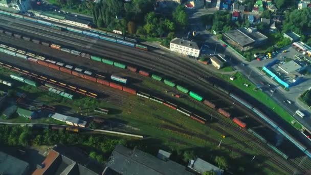 鉄道駅上のカラフルな貨物貨車の航空写真。4k — ストック動画
