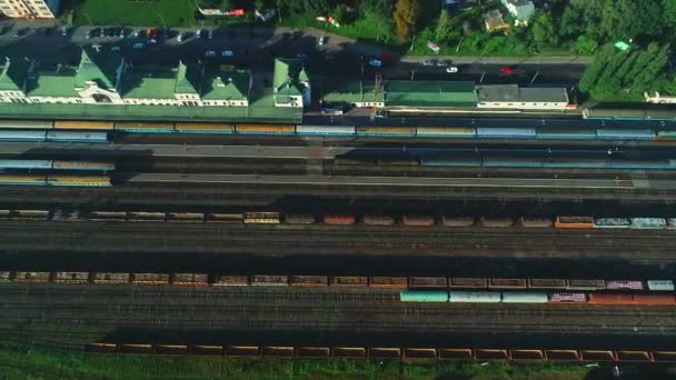 Tembakan udara kereta penumpang bergerak di kereta api dekat stasiun kereta api. 4K — Stok Video