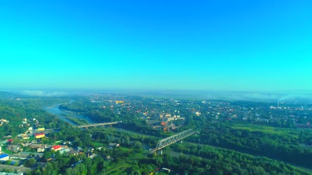 Helikopter, yoldan geçen orta trafikli araçlarla süspansiyon tugayı yanında vuruldu. — Stok video